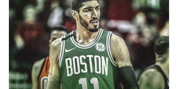 Kante indossa una maglia Boston Celtics numero 11